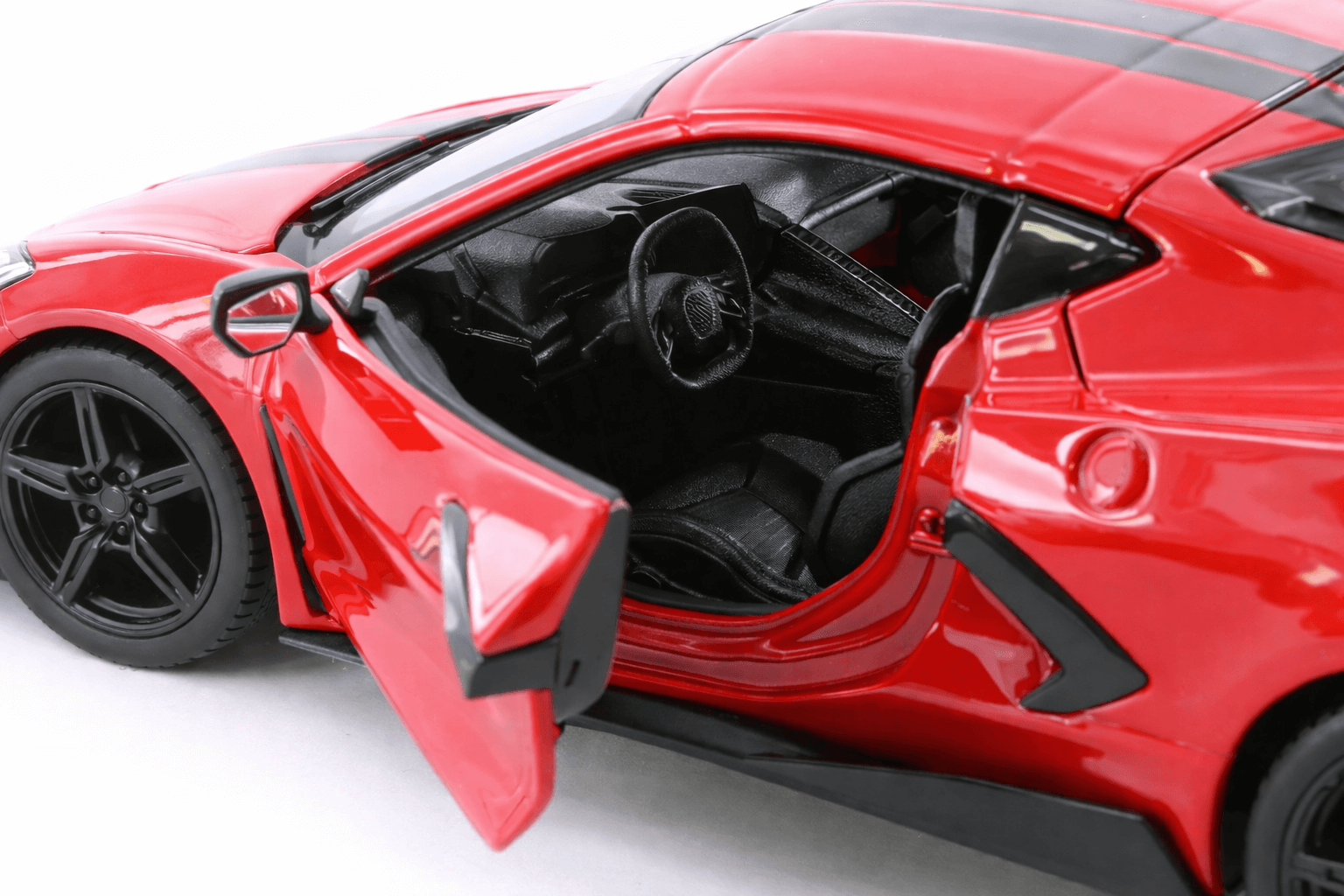 Modelo die-cast Maisto Chevrolet Corvette Stingray 2020 escala 1:24 en color rojo y negro